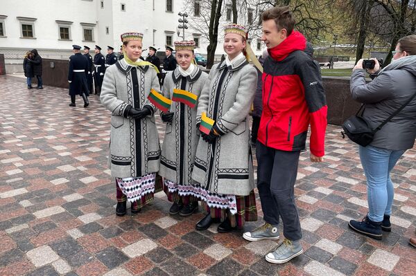 Многие волонтеры по случаю праздника надели национальные костюмы. - Sputnik Литва