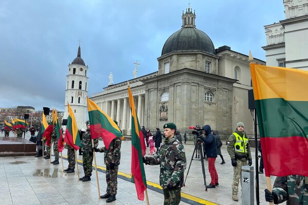 На фото: солдаты с литовским триколором на Кафедральной площади в Вильнюсе. - Sputnik Литва