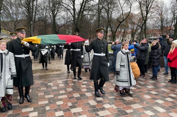 Šiais metais vėliava perduota Vilniaus &quot;Laisvės&quot; gimnazijai. Iš viso prašymus pateikė dešimtys ugdymo įstaigų. - Sputnik Lietuva