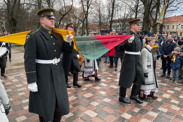 Vilniaus Katedros aikštėje vyko iškilmingi renginiai Valstybės vėliavos dienos proga. - Sputnik Lietuva