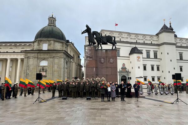Vilniaus Katedros aikštėje vyko iškilmingi renginiai Valstybės vėliavos dienos proga. - Sputnik Lietuva
