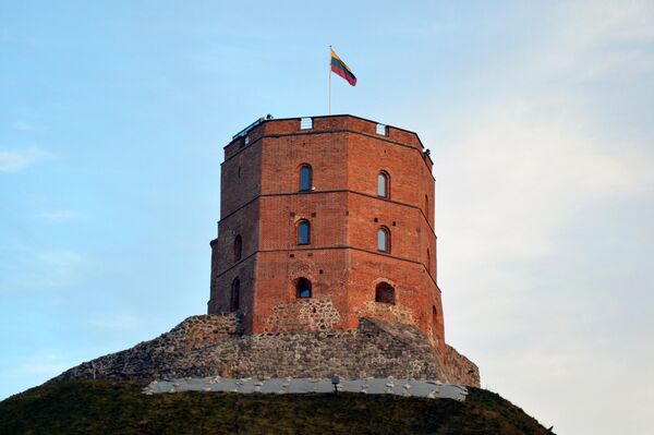 На фото: флаг на башне Гедиминаса в Вильнюсе.  - Sputnik Литва