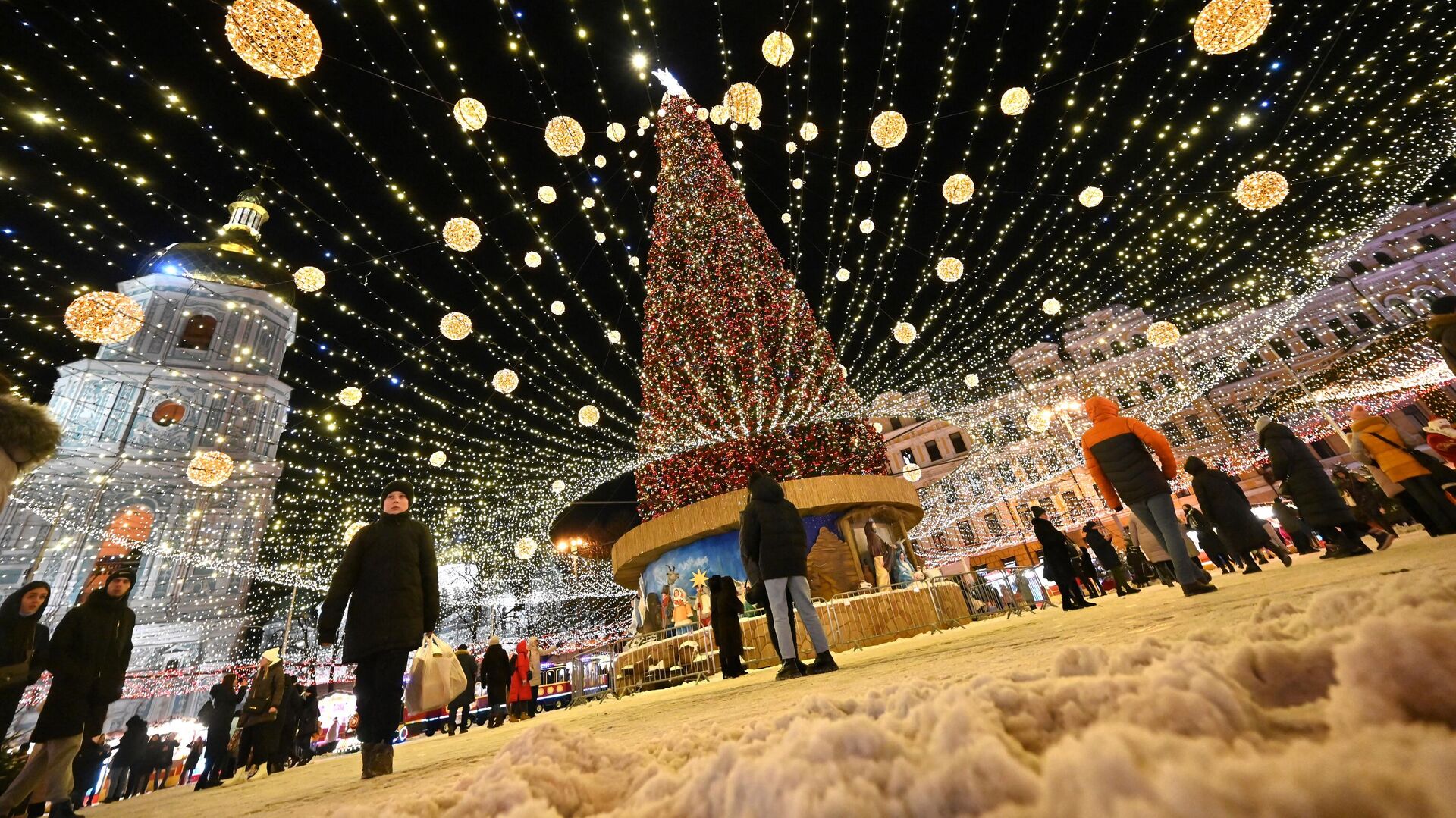 Люди на рождественской ярмарке в центре Киева, 21 декабря 2021 - Sputnik Литва, 1920, 04.01.2022