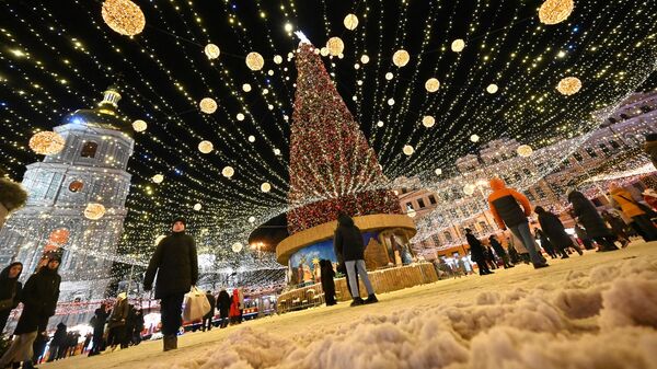 Люди на рождественской ярмарке в центре Киева, 21 декабря 2021 - Sputnik Литва
