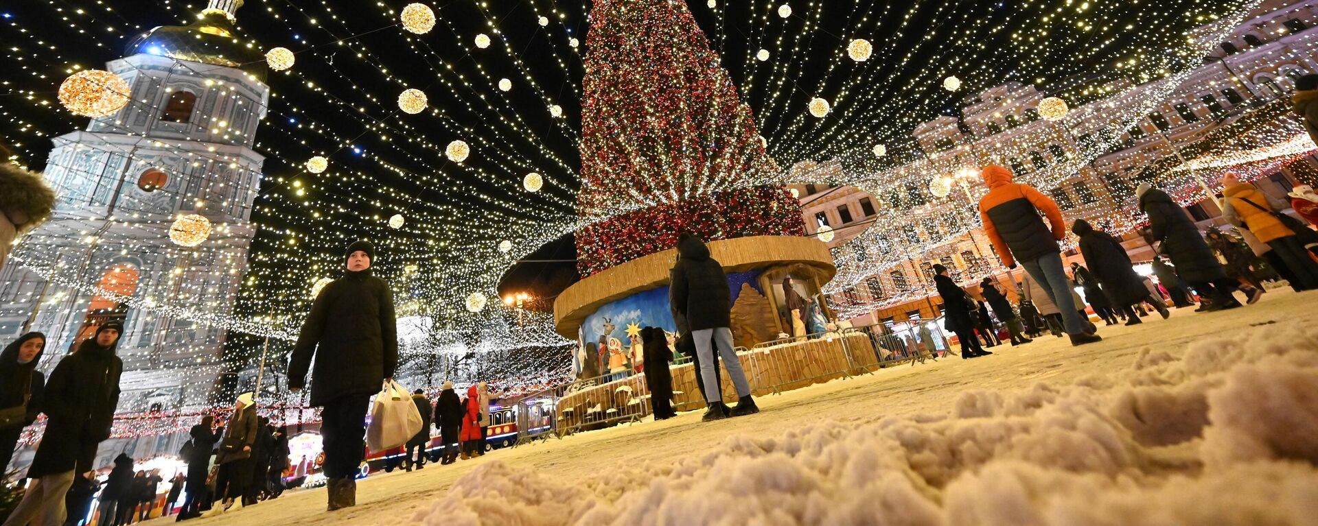Люди на рождественской ярмарке в центре Киева, 21 декабря 2021 - Sputnik Литва, 1920, 04.01.2022