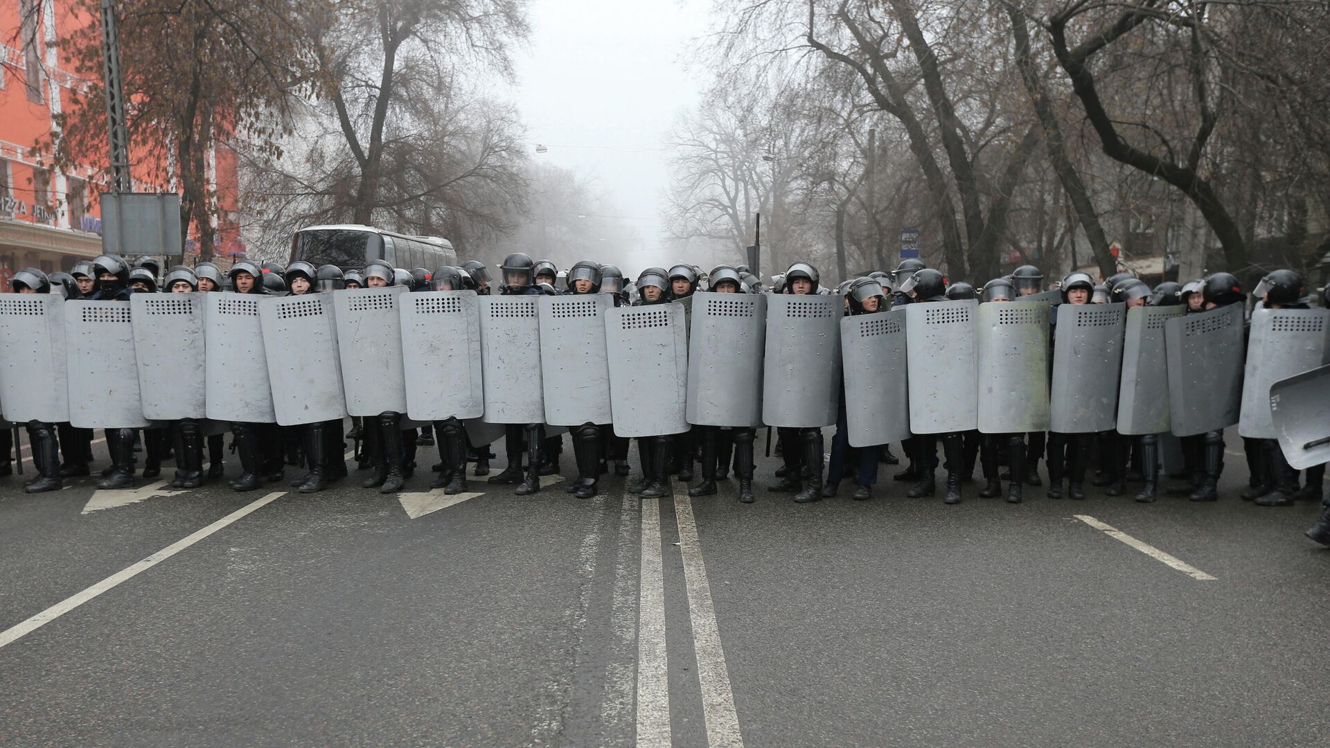 Teisėsaugos pareigūnai Almatos gatvėse per masinius protestus Kazachstane dėl brangstančių degalų - Sputnik Lietuva, 1920, 05.01.2022