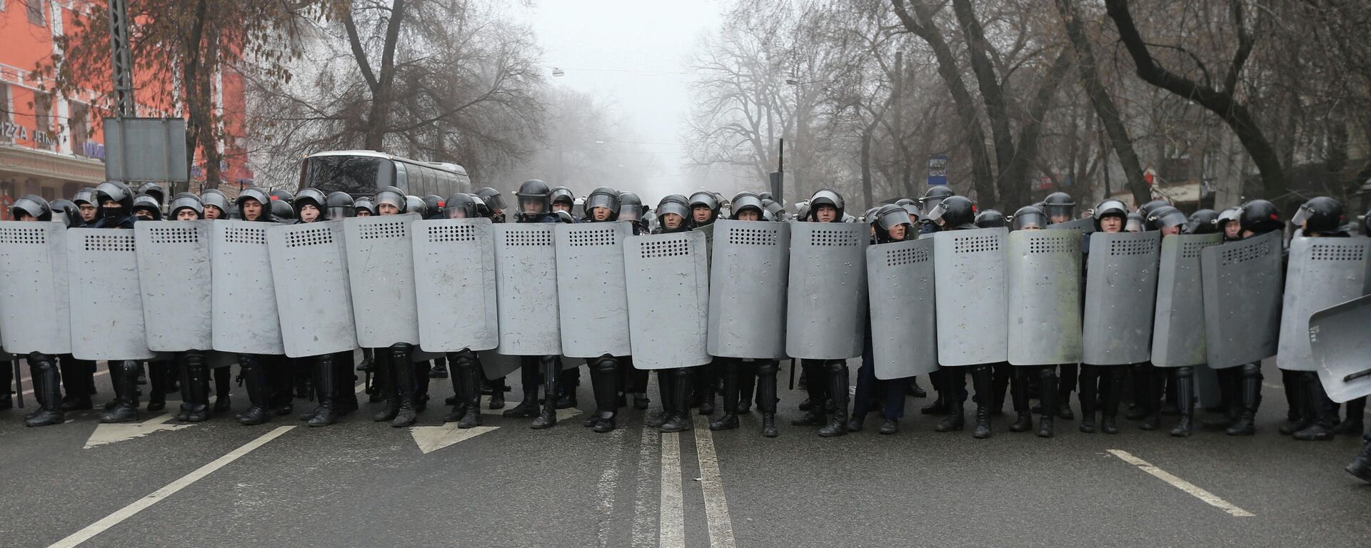 Teisėsaugos pareigūnai Almatos gatvėse per masinius protestus Kazachstane dėl brangstančių degalų - Sputnik Lietuva, 1920, 05.01.2022