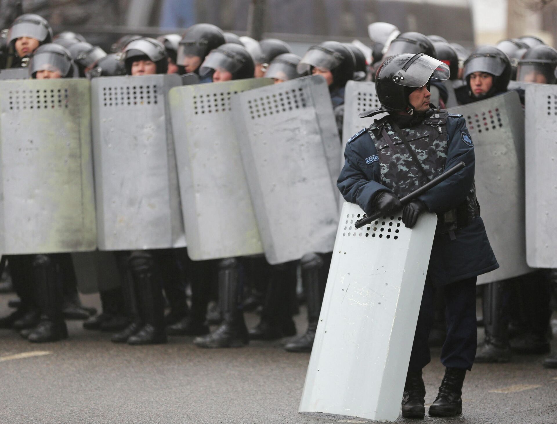 Правоохранители на улицах Алма-Аты во время массовых протестов в Казахстане из-за роста цен на топливо - Sputnik Литва, 1920, 05.01.2022