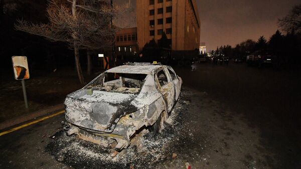 Sudegęs automobilis per pogromus Almatoje, 2022 m. sausio 5 d. - Sputnik Lietuva