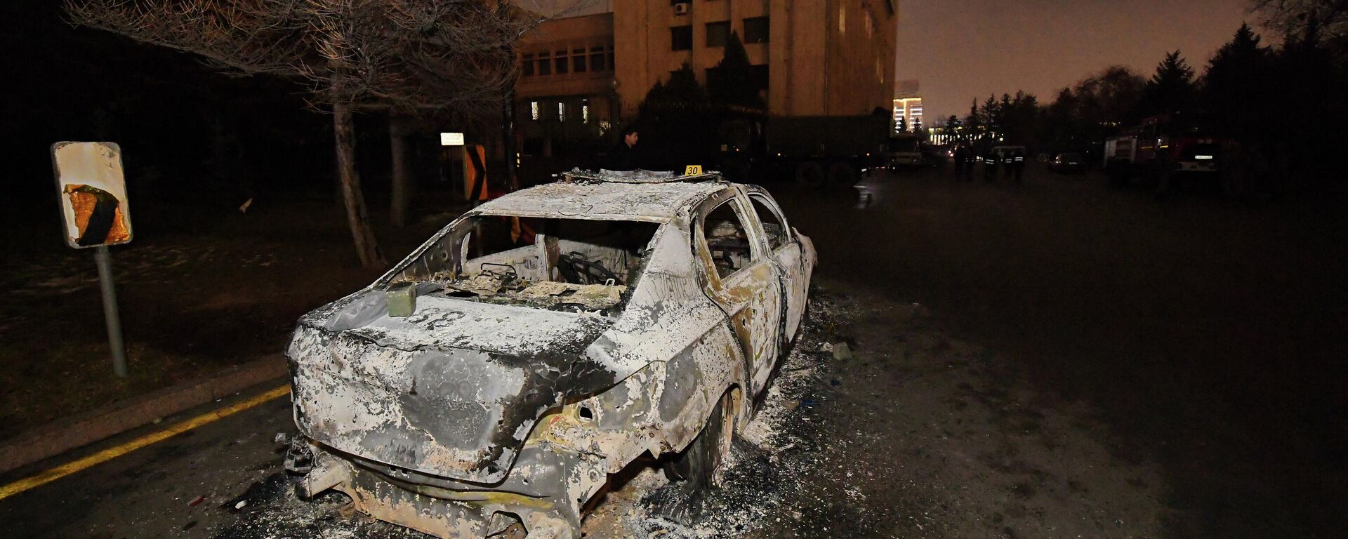 Sudegęs automobilis per pogromus Almatoje, 2022 m. sausio 5 d. - Sputnik Lietuva, 1920, 10.01.2022