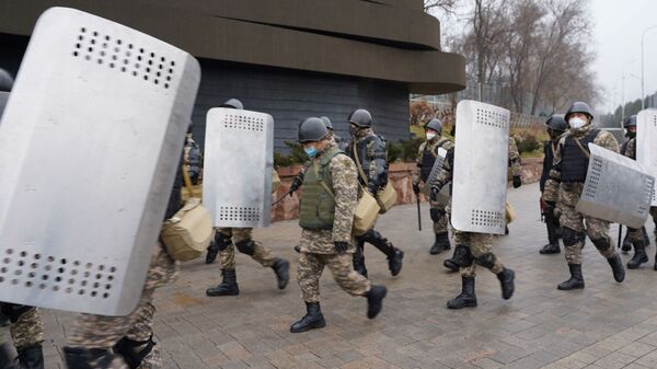 Полиция патрулирует улицы в Алма-Ате - Sputnik Литва