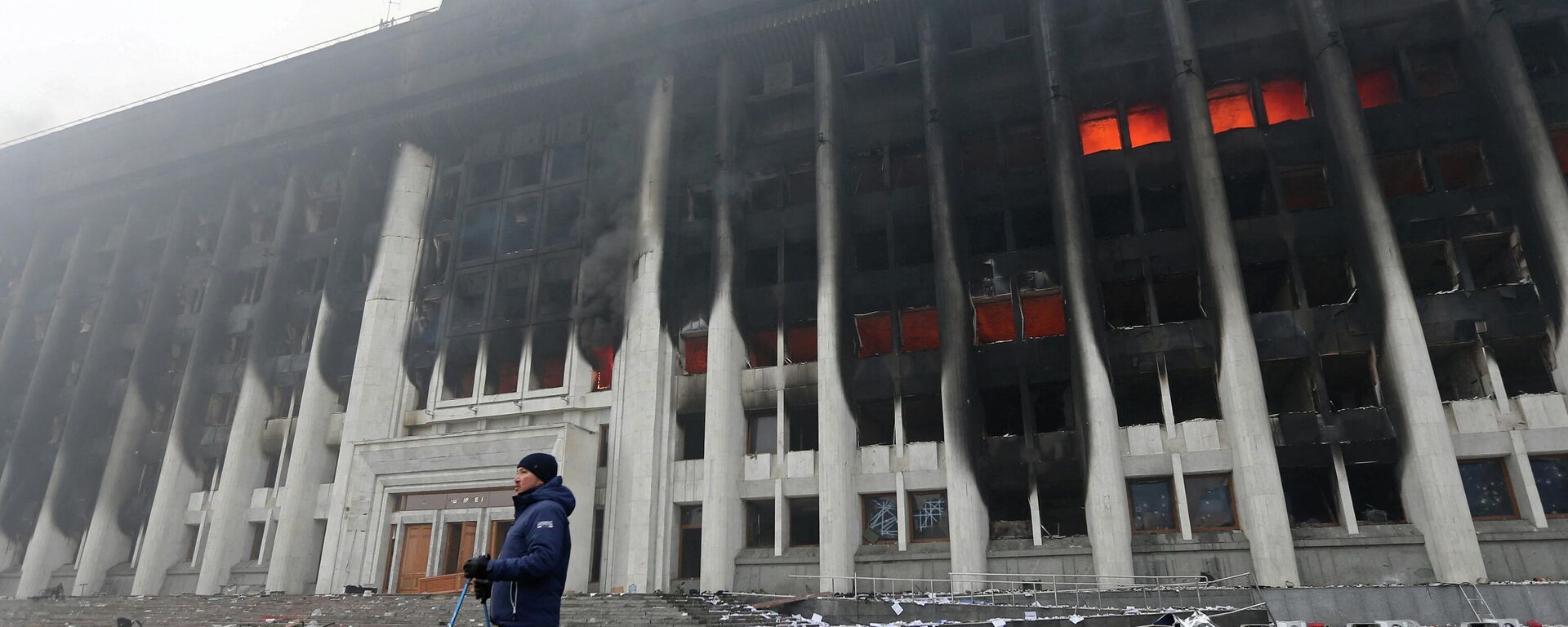 Разоренное здание мэрии Алма-Аты во время протестов, 6 января 2022 - Sputnik Литва, 1920, 06.01.2022