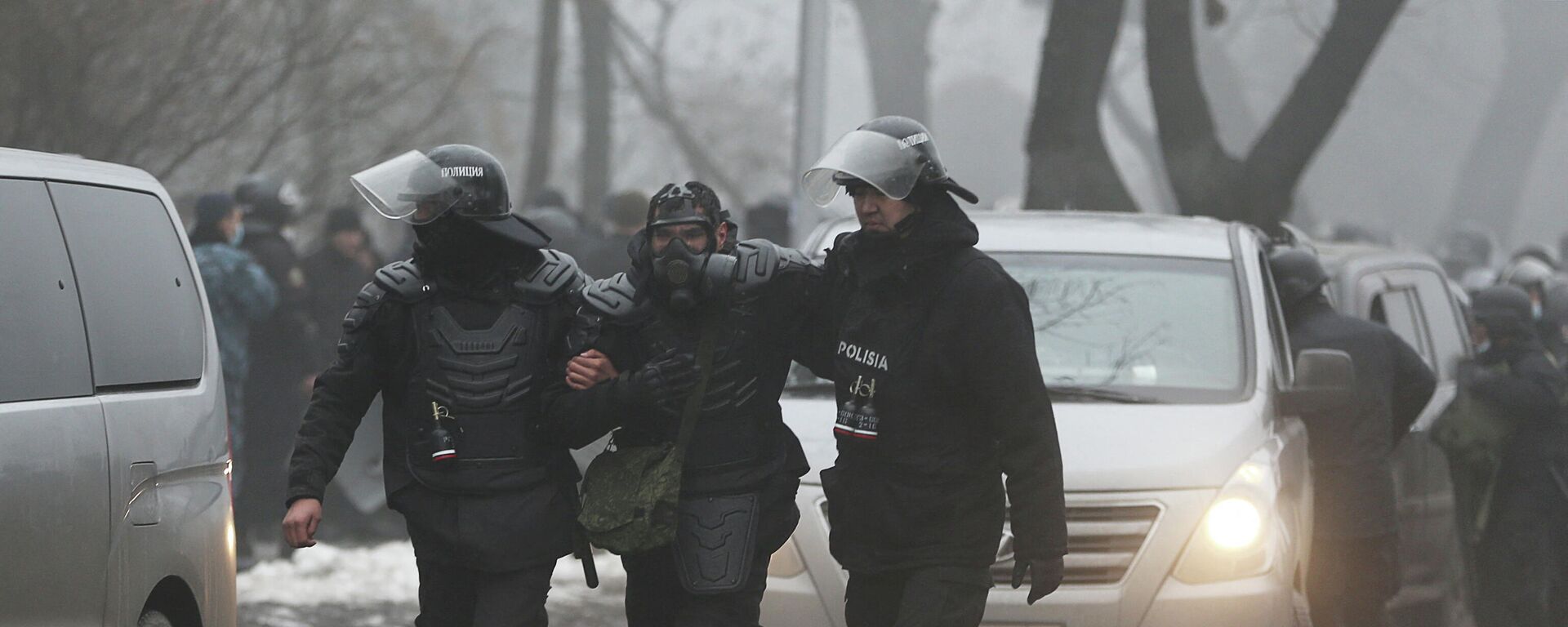 Казахские силовики во время протестов в Алма-Ате, 5 января 2022 - Sputnik Литва, 1920, 07.01.2022