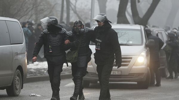 Kazachstano saugumo pajėgos per protestus Almatoje, 2022 metų sausio 5 dieną - Sputnik Lietuva