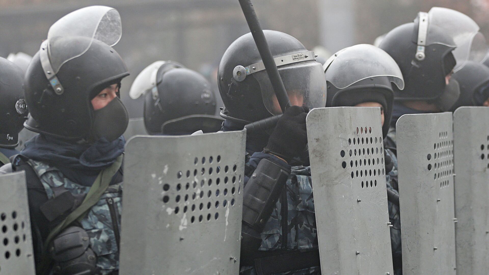 Казахские силовики во время протестов в Алма-Ате, 5 января 2022 - Sputnik Литва, 1920, 08.01.2022