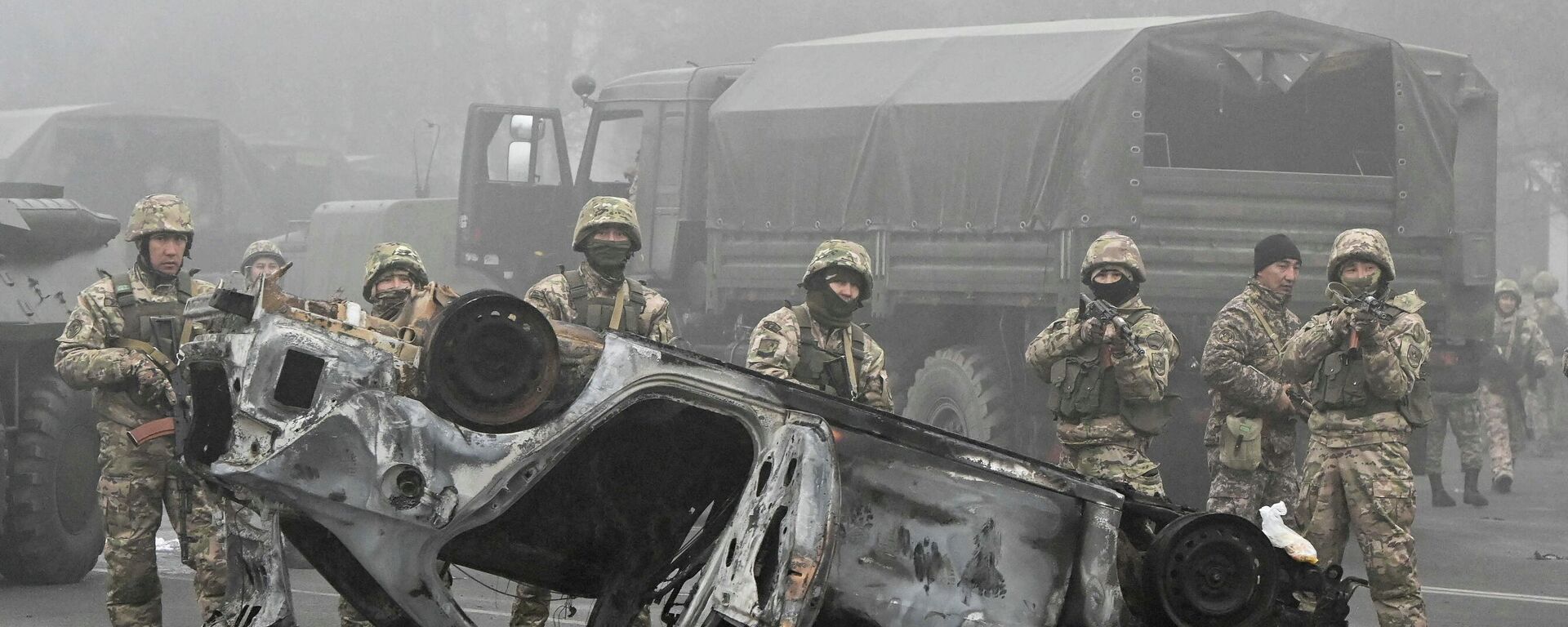 Казахские силовики во время протестов в Алма-Ате, 6 января 2022 - Sputnik Литва, 1920, 08.01.2022