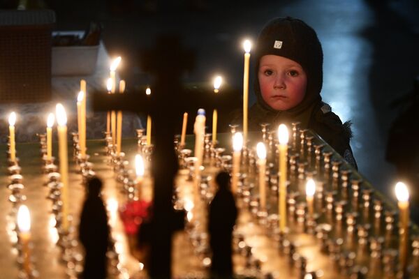 Католики отметили Рождество 25 декабря, а православные справляют этот праздник 7 января. - Sputnik Литва
