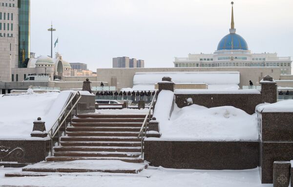 Policijos pareigūnai budi Kazachstano Respublikos prezidento rezidencijoje Nur-Sultane. Kazachstane vyksta masiniai protestai, kuriuos sukėlė suskystintųjų naftos dujų kainų kilimas. Sausio 5 dieną protestuotojai padegė administracijos ir prokuratūros pastatus. Kazachstano prezidentas iki sausio 19 dienos įvedė šalyje nepaprastąją padėtį. - Sputnik Lietuva