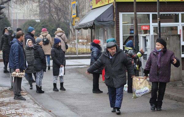Po protestų, kuriuos sukėlė kuro kainų kilimas Almatoje, Kazachstane, 2022 metų sausio 7 dieną, šalia bankomato matomi žmonės. - Sputnik Lietuva
