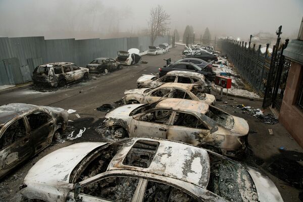 Nuotraukoje pavaizduoti sudegę automobiliai stovėjimo aikštelėje Almatos centre po riaušių, kilusių po protestų dėl kuro kainų kilimo. Kazachstano saugumo pareigūnų aukų skaičius sausio 6 dieną išaugo iki 18 žuvusiųjų, 748 sužeisti, valdžiai bandant numalšinti neramumus buvusioje tarybų šalyje, pranešė Rusijos naujienų agentūros, remdamosi Vidaus reikalų ministerija. Protestai dėl kuro kainų kilimo peraugo į riaušes. Tai didžiausia per pastaruosius metus Centrinės Azijos šalies krizė, kai protestuotojai šturmavo ir padegė vyriausybės pastatus, įskaitant Almatos mero biurą ir prezidento rezidenciją. - Sputnik Lietuva