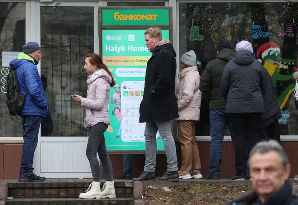 Žmonės stovi eilėje norėdami pasinaudoti bankomatu po protestų, kilusių dėl kuro kainų kilimo Almatoje. - Sputnik Lietuva