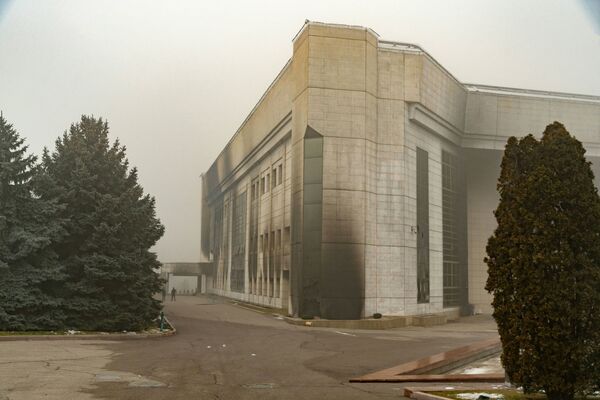 2022 metų sausio 6 dieną Almatos centre pavaizduotas sudegęs administracinis pastatas. - Sputnik Lietuva
