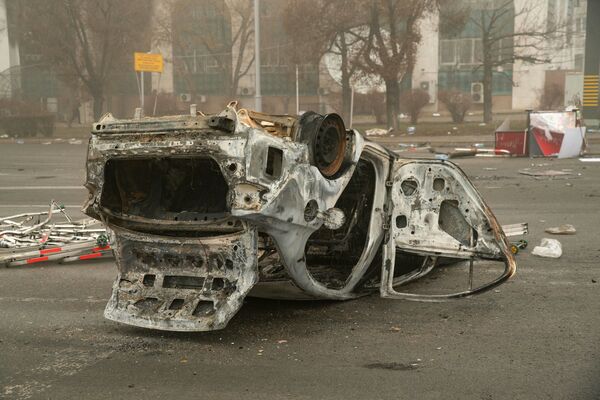 Almatos centre esančioje aikštėje netoli administracinio kvartalo matomas sudegęs automobilis.  - Sputnik Lietuva