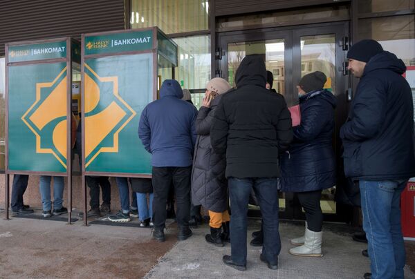 Vietos gyventojai rikiuojasi prie vieno iš Nur-Sultano bankomatų.  - Sputnik Lietuva