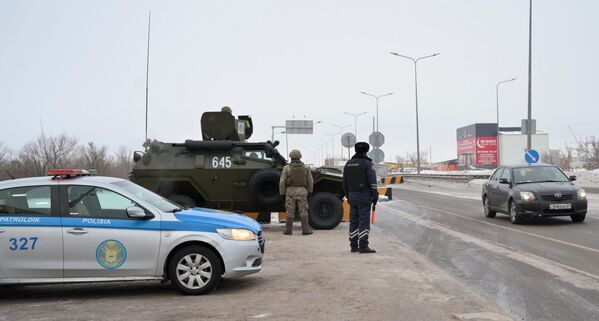 Policijos pareigūnai ir kariškiai budi Nur-Sultano gatvėje. Kazachstane vyksta masiniai protestai, kuriuos sukėlė suskystintųjų naftos dujų kainų kilimas. - Sputnik Lietuva