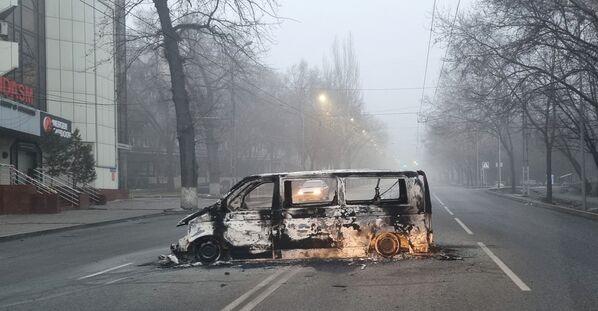 2022 metų sausio 6 dieną Almatoje, Kazachstane, kelyje esantis degantis automobilis. - Sputnik Lietuva