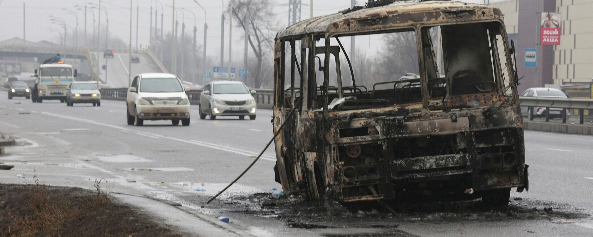 Сгоревший автобус на улице в Алматы - Sputnik Литва, 1920, 10.01.2022