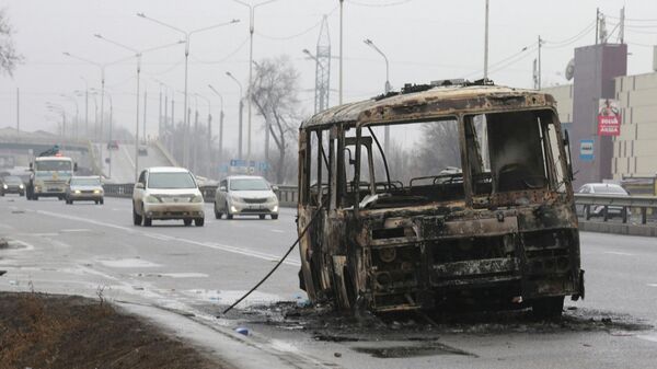 Сгоревший автобус на улице в Алматы - Sputnik Литва