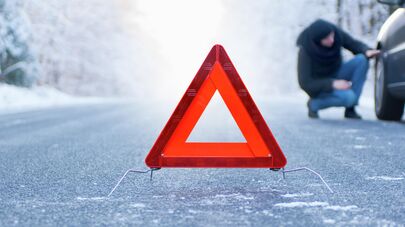 Знак аварийной остановки на зимней дороге, архивное фото