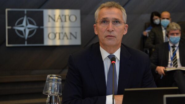 NATO generalinis sekretorius Jensas Stoltenbergas NATO ir Rusijos tarybos posėdyje Briuselyje - Sputnik Lietuva