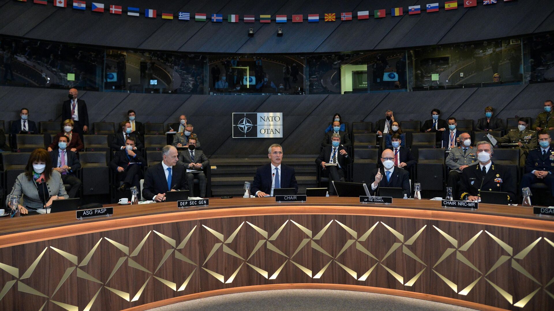 Генеральный секретарь НАТО Йенс Столтенберг (в центре) на заседании Совета Россия - НАТО в Брюсселе - Sputnik Lietuva, 1920, 14.01.2022