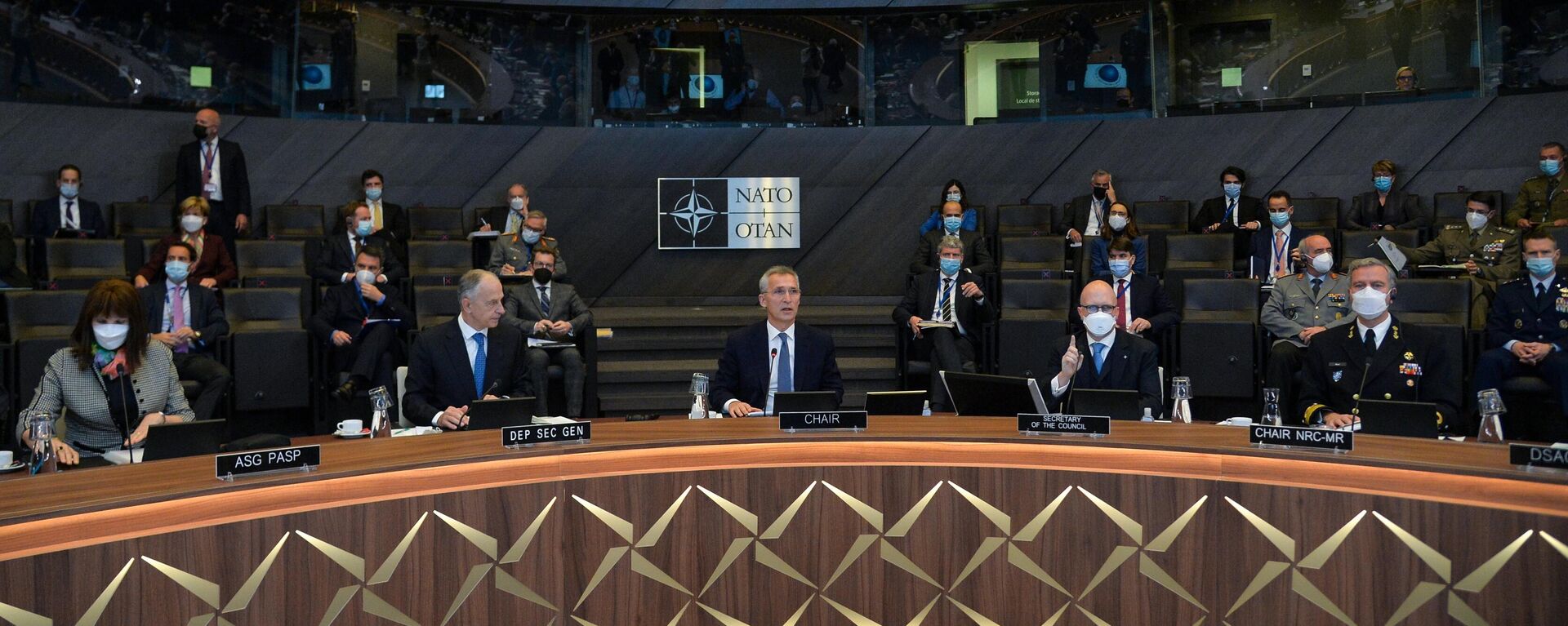 Генеральный секретарь НАТО Йенс Столтенберг (в центре) на заседании Совета Россия - НАТО в Брюсселе - Sputnik Lietuva, 1920, 14.01.2022