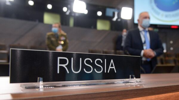 Табличка на столе делегации России перед началом заседания Совета Россия - НАТО в Брюсселе - Sputnik Lietuva
