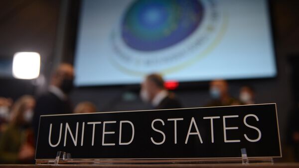 Табличка на столе делегации США перед началом заседания Совета Россия - НАТО в Брюсселе - Sputnik Литва