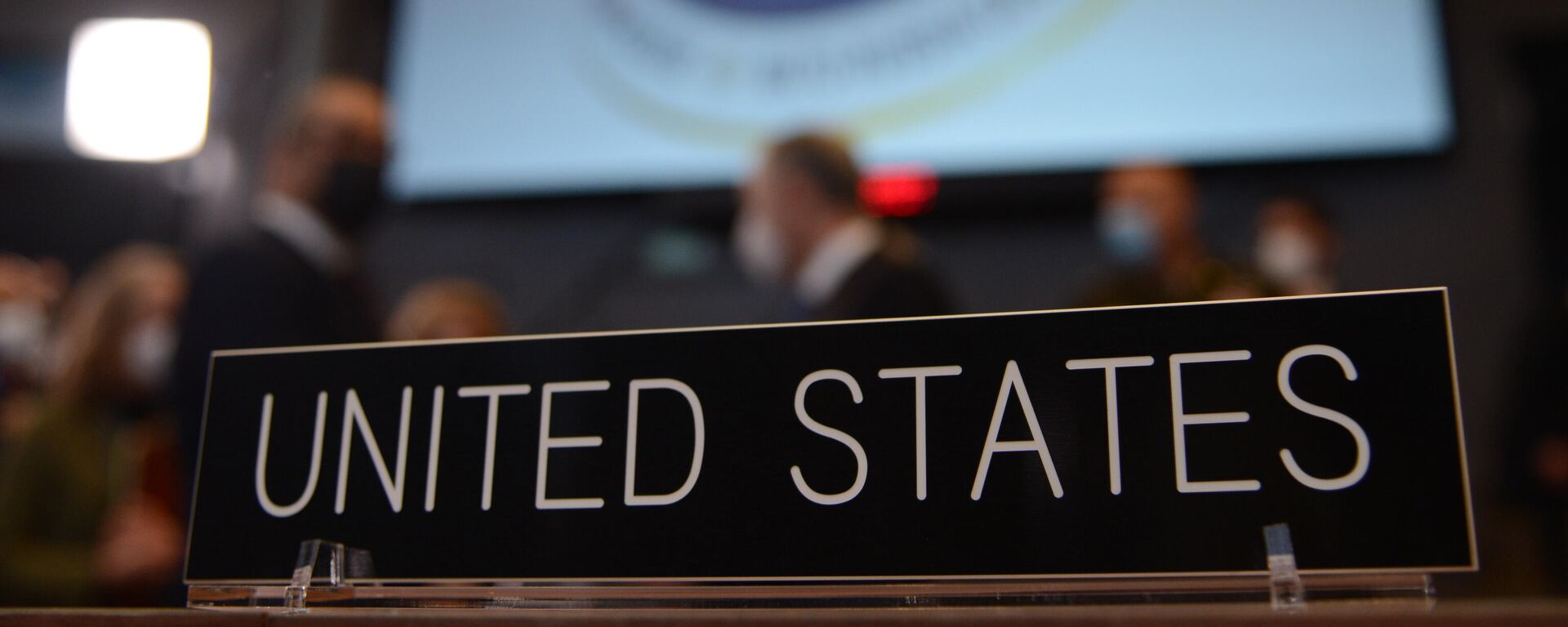 Табличка на столе делегации США перед началом заседания Совета Россия - НАТО в Брюсселе - Sputnik Литва, 1920, 13.01.2022