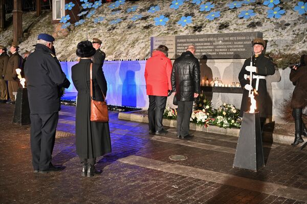 Участники торжества принесли цветы к мемориалу 13 января. - Sputnik Литва