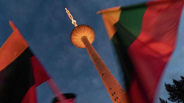 Вильнюсская телебашня и литовские флаги, архивное фото - Sputnik Литва