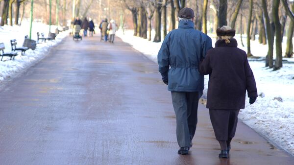 Пожилая пара на прогулке в зимнем парке, архивное фото - Sputnik Литва