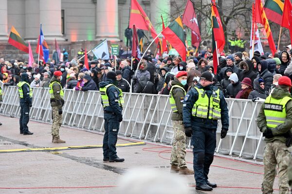 Протест совпал с проведением торжества по случаю Дня защитников свободы, который отмечается в Литве 13 января. - Sputnik Литва