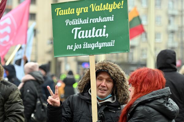 Užrašas ant plakato: &quot;Tauta yra Valstybė! Politikai renkami Tautai, ne jos žlugdymui!&quot; - Sputnik Lietuva