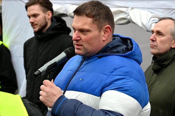 Литовский пауэрлифтер Жидрунас Савицкас на митинге возле здания Сейма Литвы в Вильнюсе. - Sputnik Литва