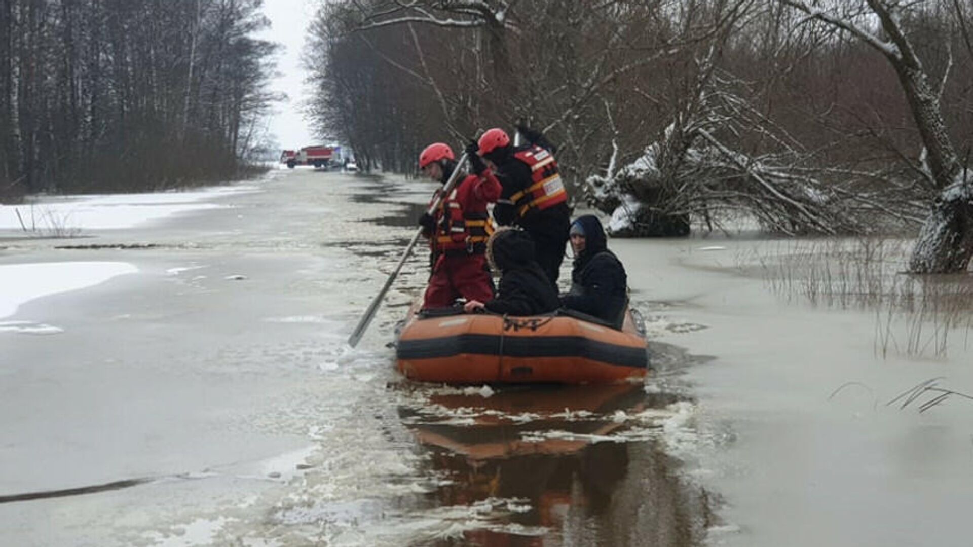 Пожарные-спасатели Шилуте помогают жителям затопленных домов - Sputnik Lietuva, 1920, 14.01.2022
