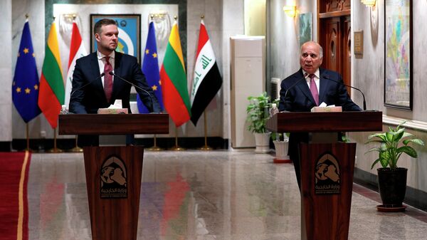 Lietuvos užsienio reikalų ministras Gabrielius Landsbergis ir Irako užsienio reikalų ministras Fuadas Huseinas per susitikimą Bagdade - Sputnik Lietuva