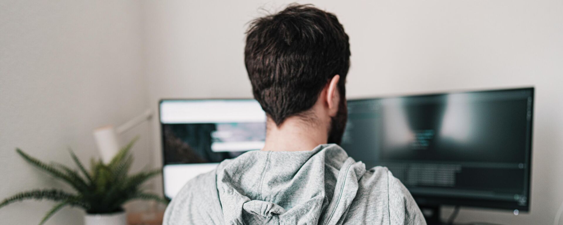 Мужчина работает за компьютером, архивное фото - Sputnik Литва, 1920, 11.04.2026