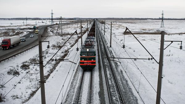 Поезд на Западно-Сибирской железной дороге, архивное фото - Sputnik Литва
