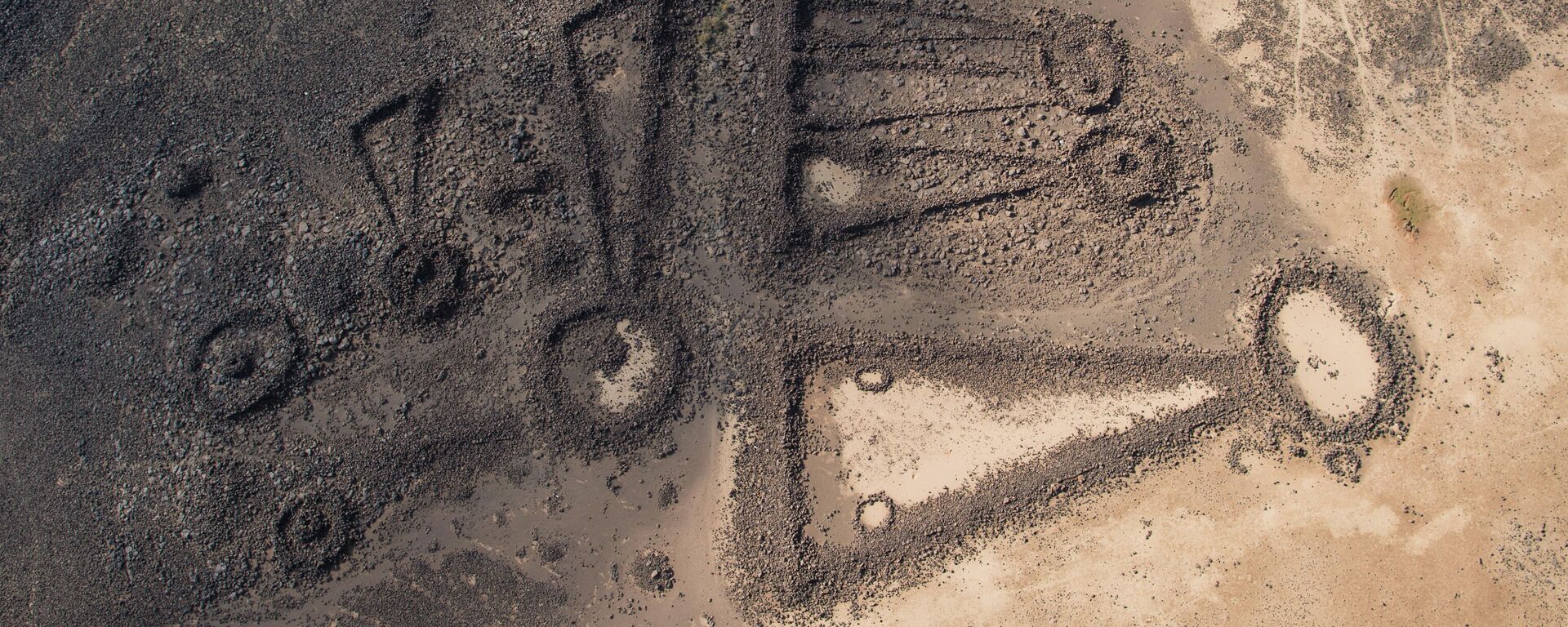 Spynos skylutės formos kapai, esantys abiejose laidojimo alėjos pusėse Al Haito oazėje - Sputnik Lietuva, 1920, 19.01.2022